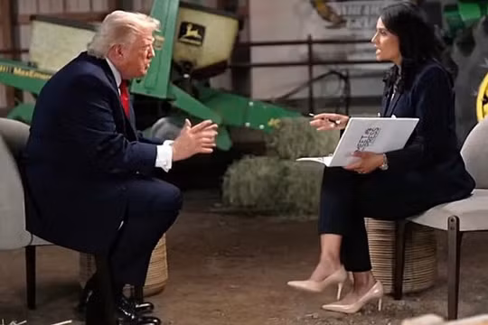 Tổng thống Mỹ Donald Trump trò chuyện với người dẫn chương trình "Meet the Press" Kristen Welker trong một cuộc phỏng vấn vào ngày 6/6. Ảnh: NBC.