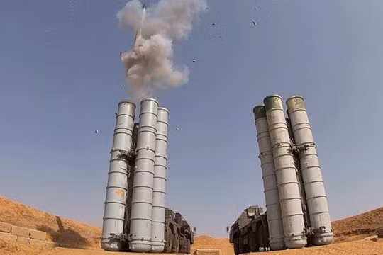 Cảnh phóng tên lửa đất đối không từ hệ thống phòng không S-300. Ảnh: MW.