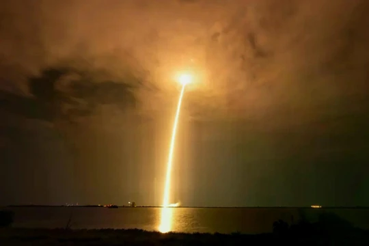 SpaceX cho biết họ sẽ di chuyển hàng nghìn vệ tinh Internet của mình xuống quỹ đạo thấp hơn. Ảnh: SpaceX.