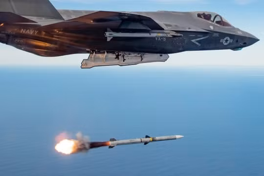 Máy bay F-35 phóng tên lửa AIM-120. Ảnh đồ họa: MW.