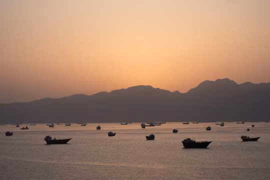 Tàu thuyền tại eo biển Hormuz, Musandam, Oman ngày 1/5. Ảnh: Reuters.