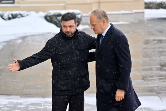 Tổng thống Ukraine Volodymyr Zelensky gặp Thủ tướng Ba Lan Donald Tusk trước cuộc họp hôm 5/2 tại Kiev. Ảnh: AFP.