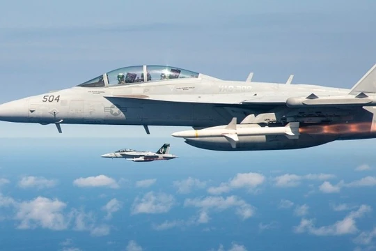 Máy bay tấn công điện tử EA-18G phóng tên lửa chống bức xạ AGM-88. Ảnh: MW.