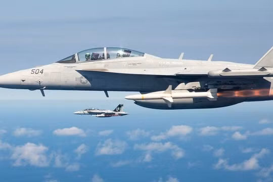 Máy bay tấn công điện tử EA-18G phóng tên lửa chống bức xạ AGM-88. Ảnh: MW.