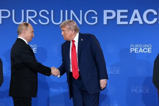Tổng thống Mỹ Donald Trump tiếp đón Tổng thống Nga Vladimir Putin tại căn cứ liên hợp Elmendorf-Richardson ở Anchorage, Alaska vào ngày 15/8/2025. Ảnh: Getty.