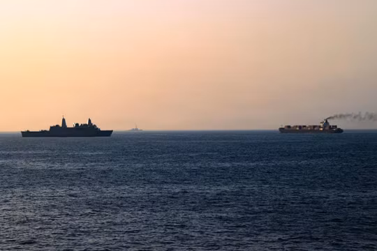 Lực lượng Mỹ tuần tra Biển Arab gần tàu M/V Touska, sau khi tàu mang cờ Iran này cố gắng vượt qua vòng phong tỏa hải quân của Mỹ hôm 20/4. Ảnh: Hải quân Mỹ.