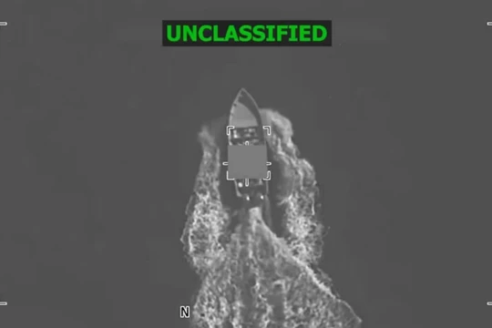 Ngày 15/12, Bộ Tư lệnh miền Nam Mỹ đã công bố đoạn video mới cho thấy "các cuộc tấn công vào 3 tàu do các Tổ chức Khủng bố điều hành trong vùng biển quốc tế", theo chỉ thị của Bộ trưởng Chiến tranh Pete Hegseth. Ảnh: CNN.