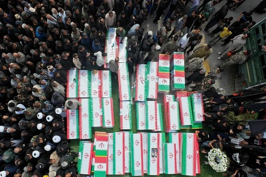 Lễ tang các nạn nhân của vụ không kích vào một trường tiểu học nữ sinh ở Minab, Iran ngày 3/3. Ảnh: Getty.