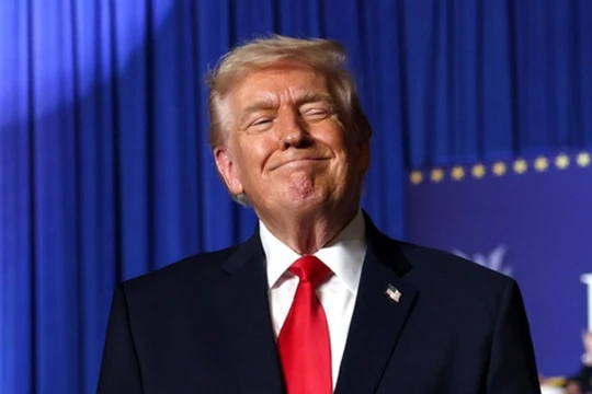 Tổng thống Mỹ Donald Trump bước lên sân khấu phát biểu trong một sự kiện tại Trung tâm Sự kiện Horizon vào ngày 27/1 ở Clive, Iowa. Ảnh: Getty.