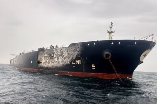 Hình ảnh tàu chở dầu thô Al-Salmi mang cờ Kuwait bị hư hại sau một vụ tấn công, trong bối cảnh xung đột giữa Mỹ và Israel với Iran, ngày 31/3. Ảnh: Reuters.