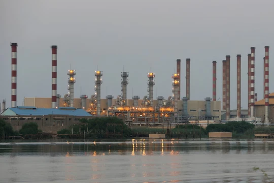 Hình ảnh tổng quan về nhà máy lọc dầu Abadan ở tây nam Iran ngày 21/9/2019. Ảnh: Reuters.