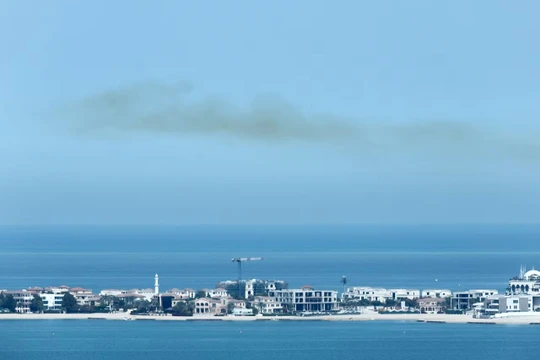 Khói vẫn còn vương trên bầu trời sau những tiếng nổ lớn ở Doha, Qatar, hôm 28/2. Ảnh: Reuters.