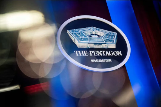 Biểu tượng của Lầu Năm Góc được nhìn thấy phía sau bục phát biểu trong phòng họp báo tại Lầu Năm Góc ở Arlington, Virginia, Mỹ. Ảnh: Reuters.