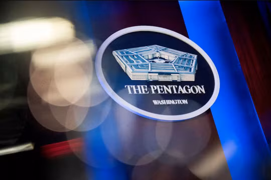 Biểu tượng của Lầu Năm Góc được nhìn thấy phía sau bục phát biểu trong phòng họp báo tại Lầu Năm Góc ở Arlington, Virginia, Mỹ. Ảnh: Reuters.