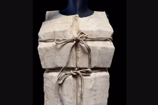 Áo phao cứu sinh này là chiếc đầu tiên thuộc về một người sống sót sau vụ chìm tàu ​​Titanic được đem ra đấu giá. Ảnh: CNN.