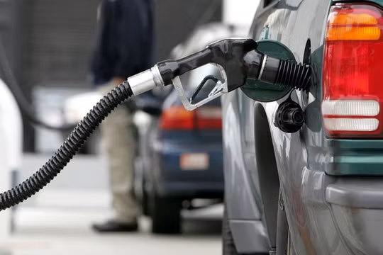 Nhiên liệu đang được bơm vào một chiếc xe tại một trạm xăng ở San Francisco, California. Ảnh: Getty.