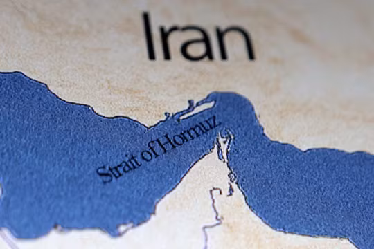 Hình minh họa cho thấy bản đồ eo biển Hormuz và Iran. Ảnh: Reuters.