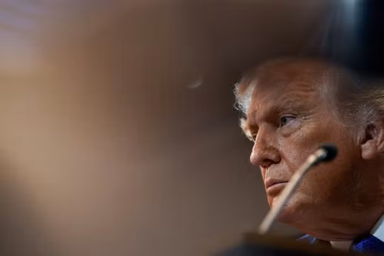 Tổng thống Mỹ Donald Trump tham dự cuộc họp báo tại Nhà Trắng, sau phán quyết của Tòa án Tối cao rằng ông đã vượt quá thẩm quyền khi áp đặt thuế quan, ngày 20/2. Ảnh: Reuters.