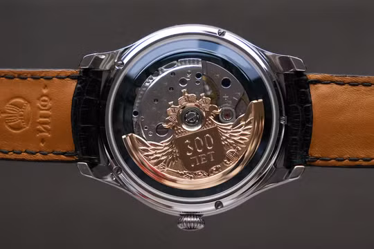 Một nhân viên đang trình diễn chiếc đồng hồ tại Nhà máy Đồng hồ Raketa ở Peterhof, thuộc Saint Petersburg, Nga, ngày 1/4/2026. Ảnh: Reuters.