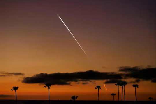 SpaceX đặt mục tiêu xây dựng một chòm sao gồm hơn 42.000 vệ tinh khi mạng lưới Starlink hoàn thành. Ảnh: Reuters.