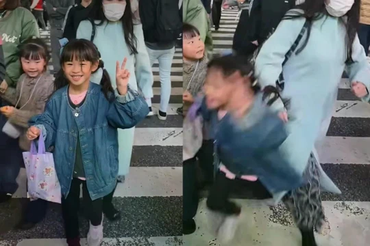 Ảnh chụp màn hình từ một video lan truyền trên mạng xã hội cho thấy bé gái bị xô ngã tại ngã tư Shibuya nổi tiếng ở Tokyo, Nhật Bản. Ảnh: Instagram.