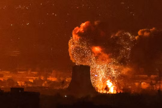 Các cuộc tấn công gần tháp Azadi, gần sân bay quốc tế Mehrabad của Tehran vào tối 7/3. Ảnh: AFP.