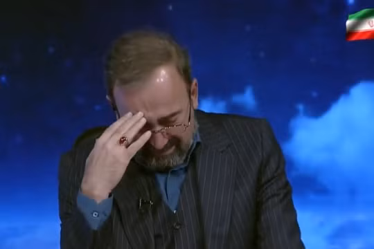 Phát thanh viên truyền hình Iran bật khóc khi đưa tin về cái chết của ông Khamenei