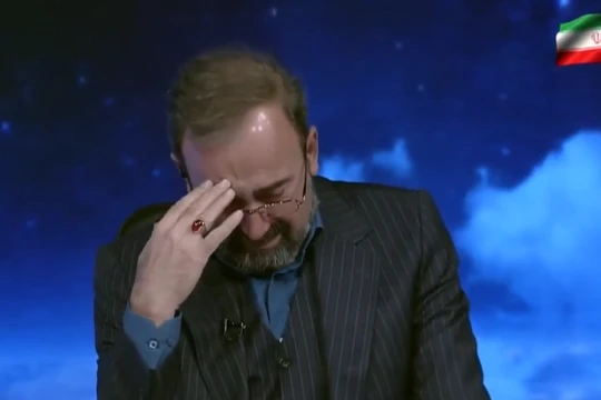 Phát thanh viên truyền hình Iran bật khóc khi đưa tin về cái chết của ông Khamenei