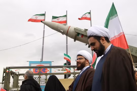Các tên lửa được trưng bày trong một cuộc duyệt binh ở Tehran, Iran, ngày 11/2. Ảnh: Getty.