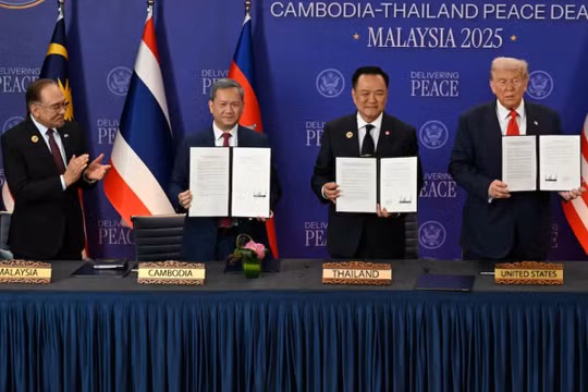 Thủ tướng Malaysia Anwar Ibrahim vỗ tay tán thưởng khi Thủ tướng Campuchia Hun Manet, Thủ tướng Thái Lan Anutin Charnvirakul và Tổng thống Mỹ Donald Trump giơ cao các văn kiện trong lễ ký kết thỏa thuận ngừng bắn giữa Thái Lan và Campuchia tại Kuala Lumpur, Malaysia, ngày 26/10/2025. Ảnh: Reuters.