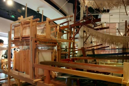 Hình ảnh phục dựng một khung dệt được sử dụng cách đây 2.000 năm tại Bảo tàng Lụa ở Trung Quốc. Ảnh: IE.