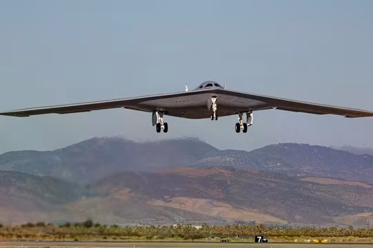 Chiếc máy bay thử nghiệm B-21 Raider thứ hai cất cánh vào ngày 11/9/2025 từ Palmdale, California, để tham gia chiến dịch thử nghiệm bay của Không quân Mỹ. Ảnh: Getty.