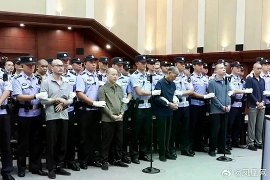 Bạch Ứng Thương (ngoài cùng bên trái) là một trong những thành viên chủ chốt của băng đảng tội phạm gia tộc họ Bạch bị xử tử ở Trung Quốc vì hàng loạt hoạt động bất hợp pháp ở Myanmar. Ảnh: SCMP.