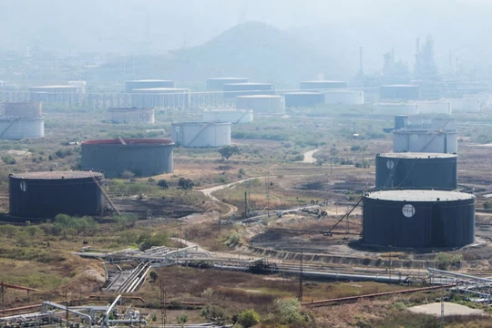Hình ảnh các công trình tại nhà máy lọc dầu Puerto La Cruz của công ty dầu khí quốc doanh Venezuela PDVSA ở Puerto La Cruz, Venezuela ngày 23/1. Ảnh: Reuters.