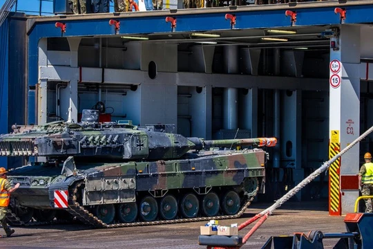 Một chiếc xe tăng A7V Leopard 2 của quân đội Đức đang được chất lên phà gần Rostock, Đức, ngày 3/5/2024. Ảnh: Getty.