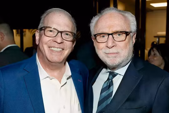 Michael Glantz và Wolf Blitzer tham dự tiệc khai mạc của CAA, trước sự kiện dạ tiệc dành cho các phóng viên Nhà Trắng tại nhà hàng La Grande Boucherie ở Washington, D.C., vào ngày 26/4. Ảnh: Getty.