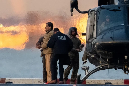 Ông Nicolas Maduro được các đặc vụ liên bang hộ tống khi tiến về Tòa án Liên bang Daniel Patrick Moynihan ở Manhattan, New York, Mỹ vào ngày 5/1. Ảnh: Reuters.