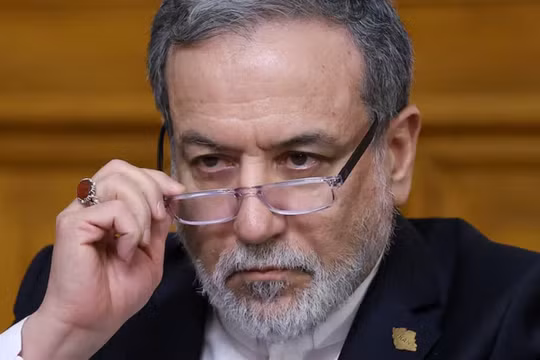 Ngoại trưởng Iran Abbas Araqchi chỉnh kính trong cuộc họp báo sau cuộc hội đàm với Ngoại trưởng Nga Sergei Lavrov tại Moscow, Nga, ngày 17/12/2025. Ảnh: Reuters.