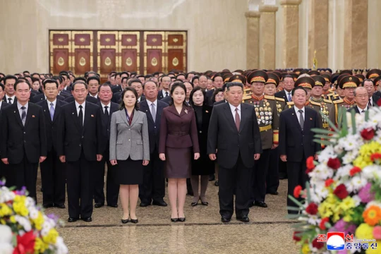 Hình ảnh do hãng thông tấn chính thức của Triều Tiên, KCNA, công bố ngày 1/1 cho thấy nhà lãnh đạo Triều Tiên Kim Jong-un, vợ ông Ri Sol Ju và con gái Kim Ju-ae đến thăm Cung điện Mặt trời Kumsusan để đón năm mới tại Bình Nhưỡng, Triều Tiên. Ảnh: KCNA.