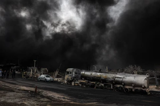 Khói bốc lên sau vụ tấn công được cho là nhằm vào các kho chứa nhiên liệu Shahran ở Tehran, Iran, ngày 8/3. Ảnh: Reuters.