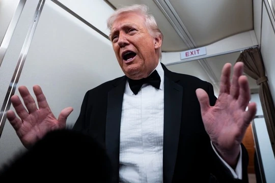 Tổng thống Mỹ Donald Trump phát biểu trước giới truyền thông trên chuyên cơ Không lực Một. Ảnh: Getty.