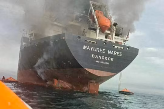 Tàu chở hàng Mayuree Naree chìm trong khói tại eo biển Hormuz ngày 11/3. Ảnh: Reuters.