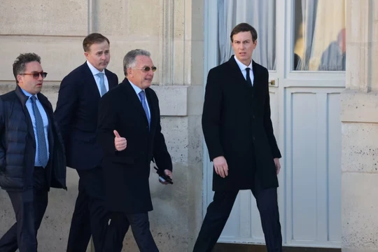 Đặc phái viên Mỹ Steve Witkoff và Jared Kushner, con rể của Tổng thống Mỹ Donald Trump, trước thềm hội nghị thượng đỉnh của "Liên minh tự nguyện" tại Điện Élysée ở Paris, Pháp ngày 6/1. Ảnh: Reuters.