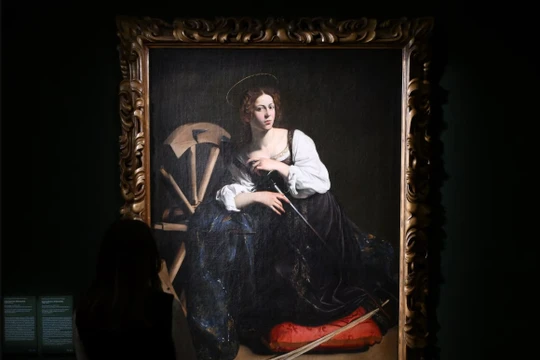 Một người đang chiêm ngưỡng bức tranh "Thánh Catherine thành Alexandria" của Caravaggio. Ảnh: PM.