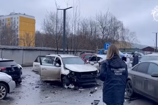 Một điều tra viên làm việc tại hiện trường vụ đánh bom xe khiến Trung tướng Fanil Sarvarov, người đứng đầu Cục huấn luyện tác chiến quân đội thuộc Bộ Tổng tham mưu Nga, thiệt mạng ở Moscow, Nga, ngày 22/12. Ảnh: Reuters.