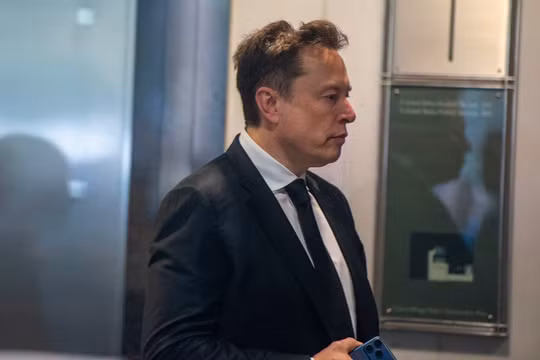 Elon Musk đến tòa án liên bang khi trong phiên tòa xét xử vụ kiện của Elon Musk chống lại OpenAI tại Oakland, California vào ngày 28/4. Ảnh: Getty.