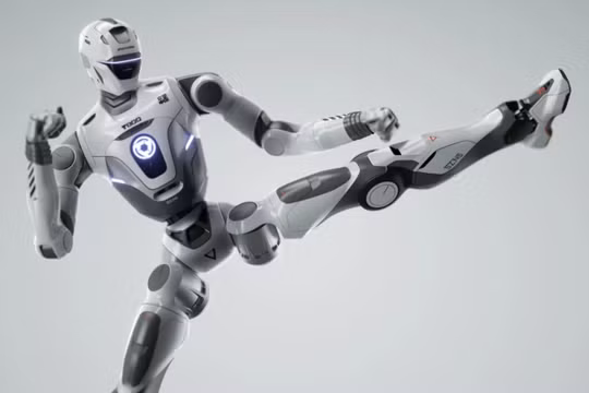 Robot hình người T800 của EngineAI Robotics có khả năng tung ra những cú đá xoay vòng kiểu Lý Tiểu Long với lực rất mạnh. Ảnh: SCMP.