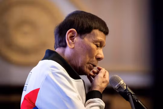 Cựu Tổng thống Philippines Rodrigo Duterte phát biểu trong buổi mít tinh tuyên bố tranh cử cho các ứng cử viên thượng nghị sĩ của đảng PDP-Laban trước thềm cuộc bầu cử giữa nhiệm kỳ ở San Juan, Metro Manila, Philippines, ngày 13/2/2025. Ảnh: Reuters.