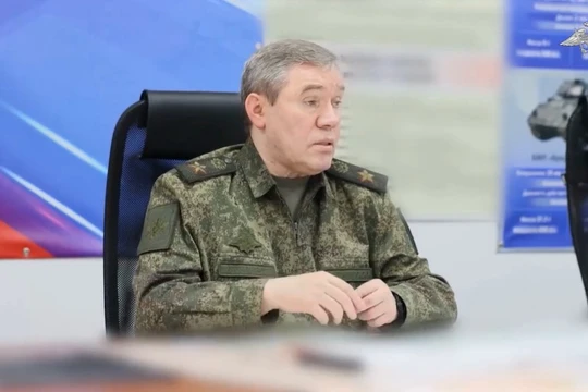 Tổng tham mưu trưởng Nga Valery Gerasimov trong chuyến thăm các đơn vị tiền tuyến. Ảnh: BQP Nga.