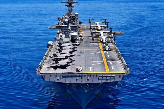 Tàu tấn công lớp Wasp của Mỹ được trang bị máy bay F-35B và MV-22B. Ảnh: MW.